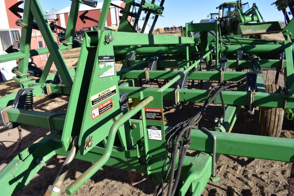 John Deere 980 30' field cultivator