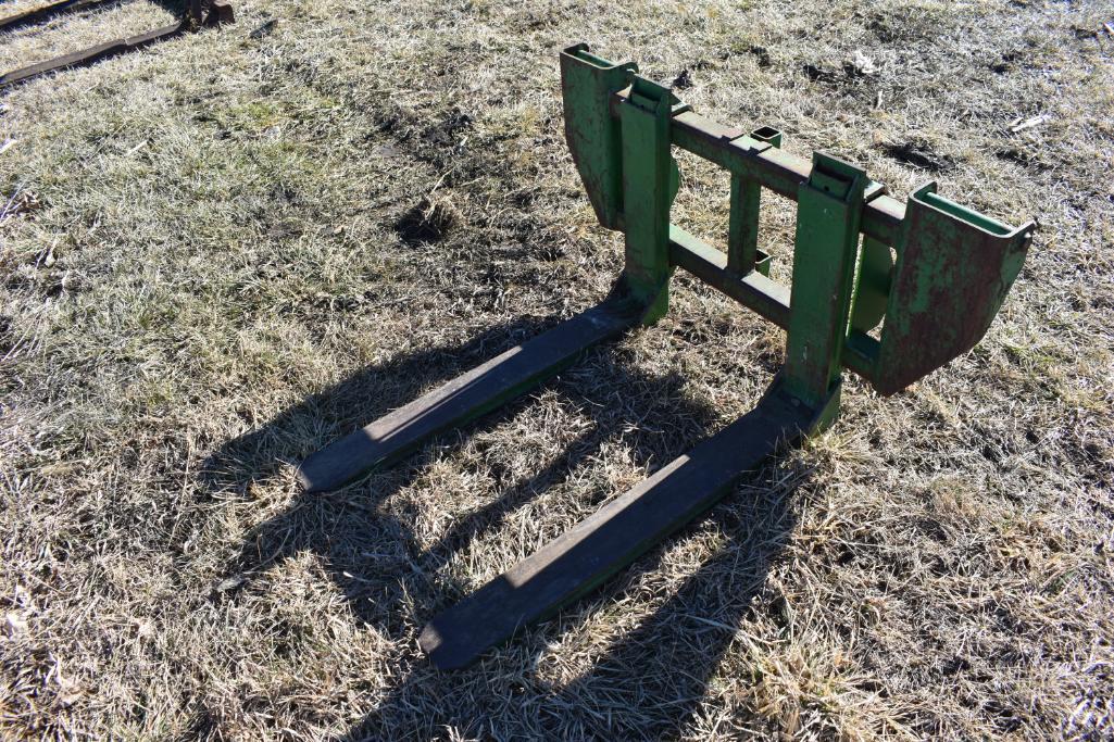 John Deere 265 self-leveling loader