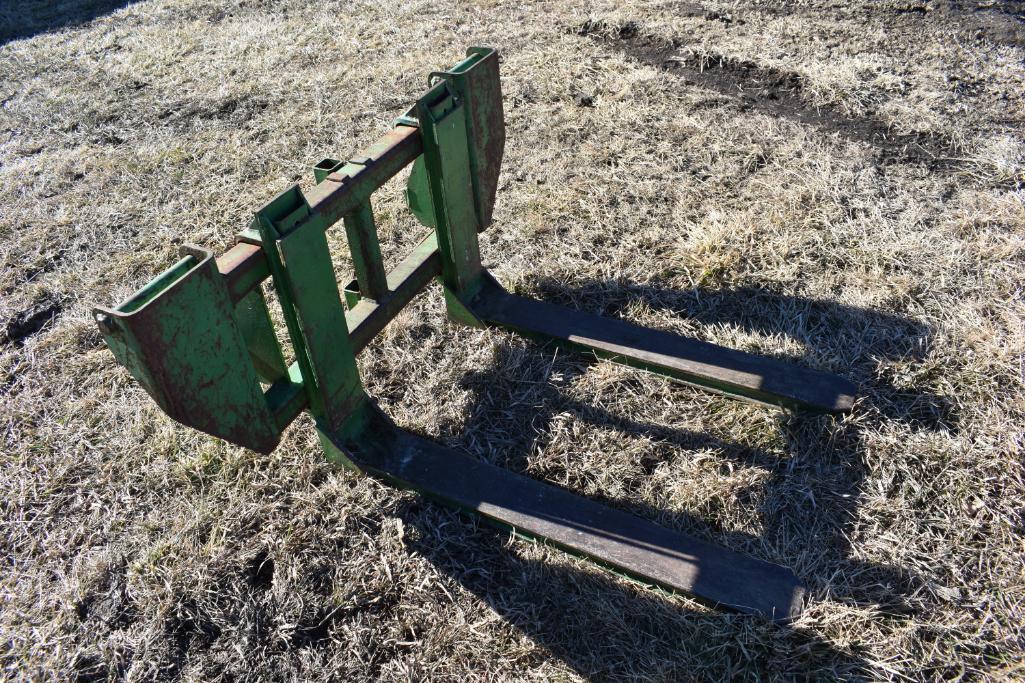 John Deere 265 self-leveling loader