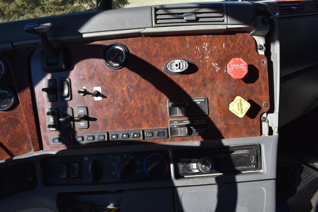 2002 Freightliner Century Class S/T day cab semi