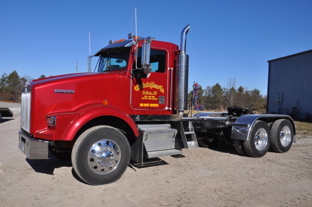 2000 Kenworth T8000 daycab truck