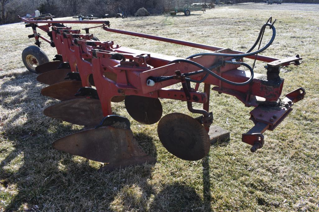 International Harvester 720 5-bottom plow