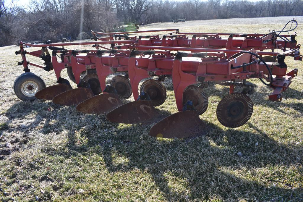 International Harvester 720 5-bottom plow