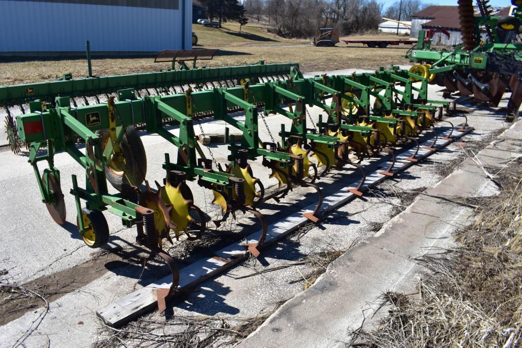 John Deere 825 8 row 30" 3-pt. cultivator