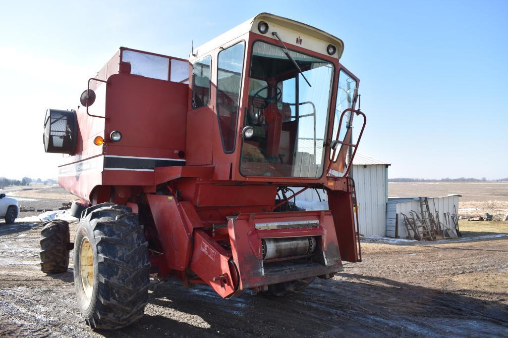 International Harvester 1460 2wd combine