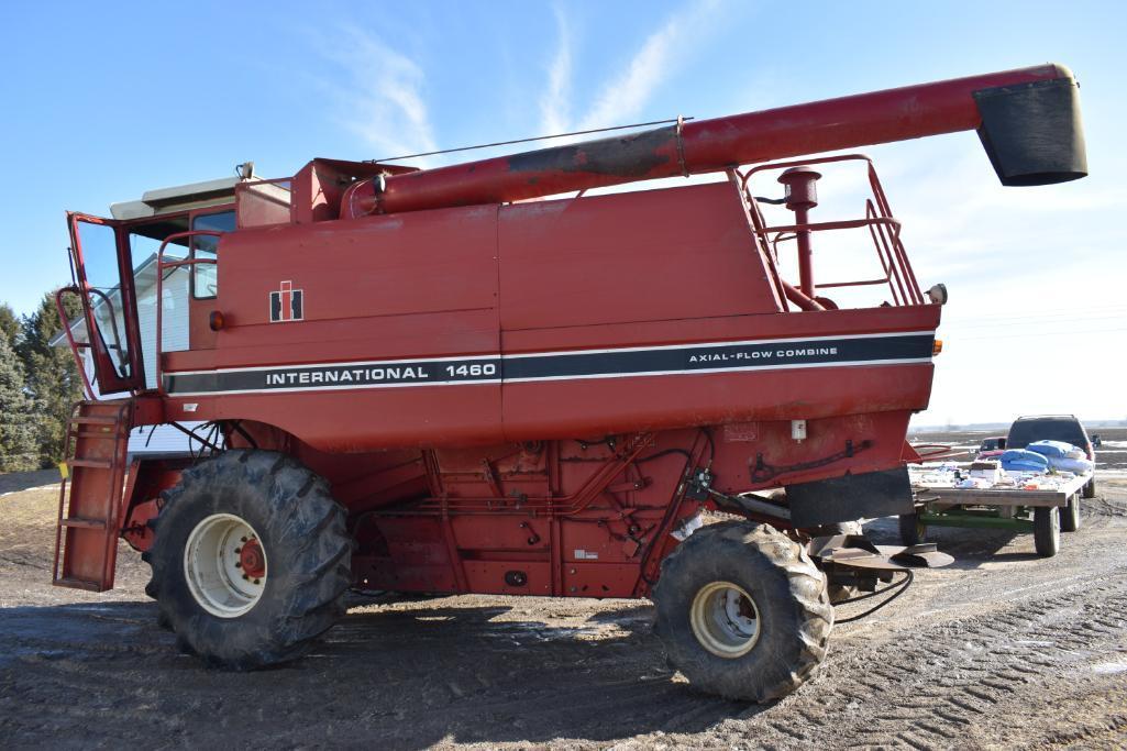 International Harvester 1460 2wd combine