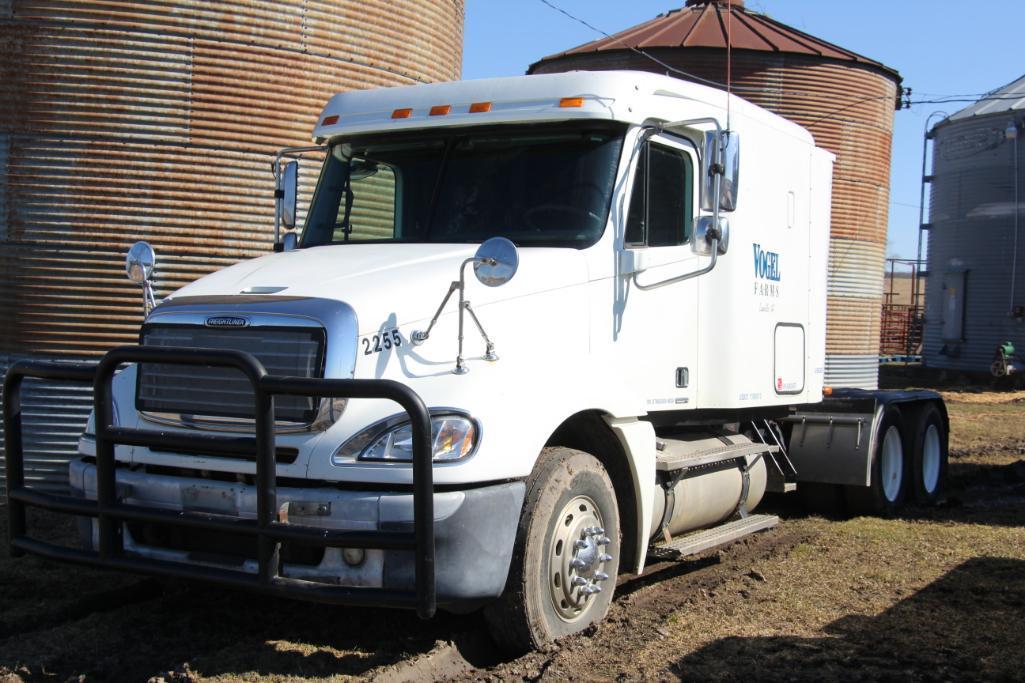 2004 Freightliner Columbia semi