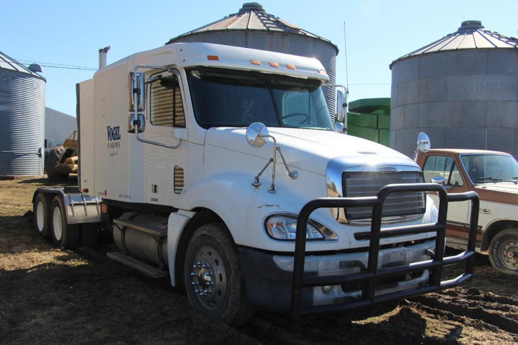 2004 Freightliner Columbia semi