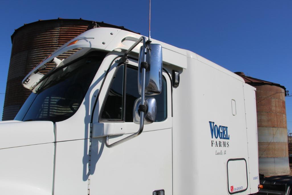 2004 Freightliner Columbia semi