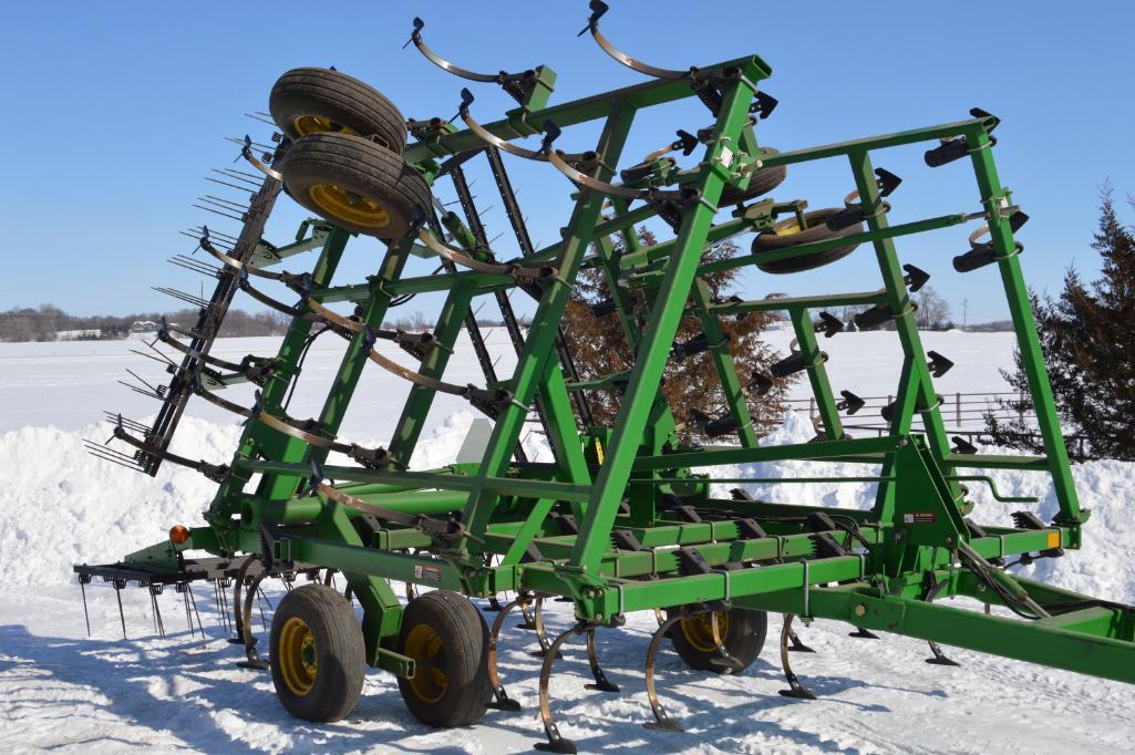 John Deere 980 28'6" field cultivator