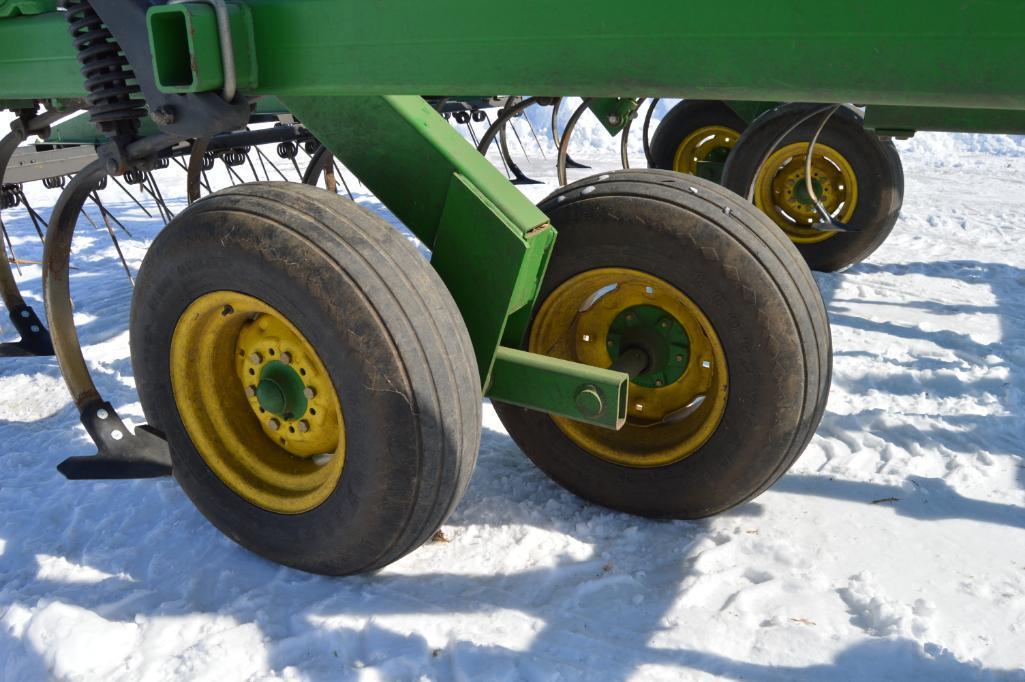 John Deere 980 28'6" field cultivator