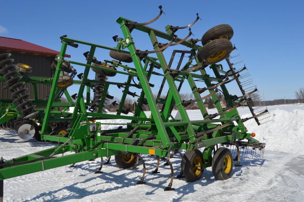 John Deere 980 28'6" field cultivator