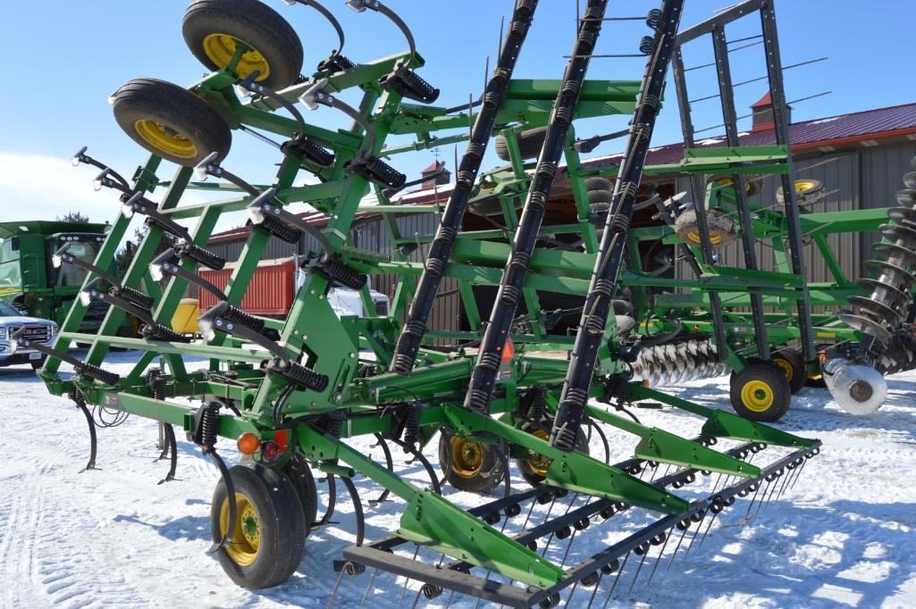 John Deere 980 28'6" field cultivator