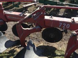 International Harvester 720 5-bottom plow