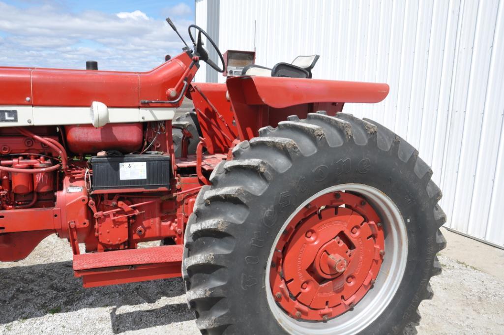 1964 IH 806 2wd tractor