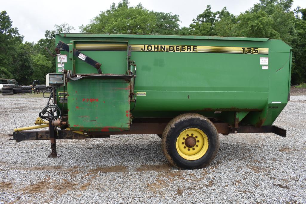 John Deere 135 mixer feed wagon