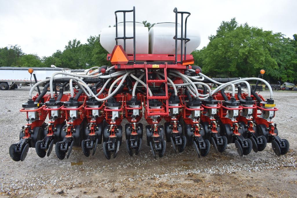 2009 White 8531 16/31 planter