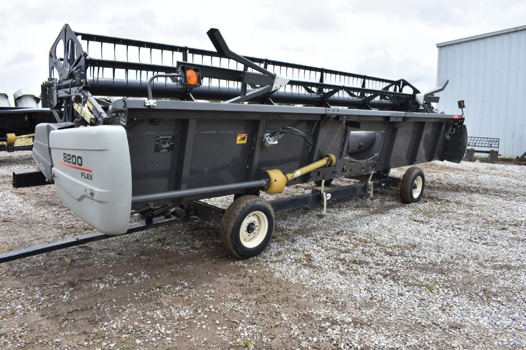 2015 Gleaner 8200 25' flex platform