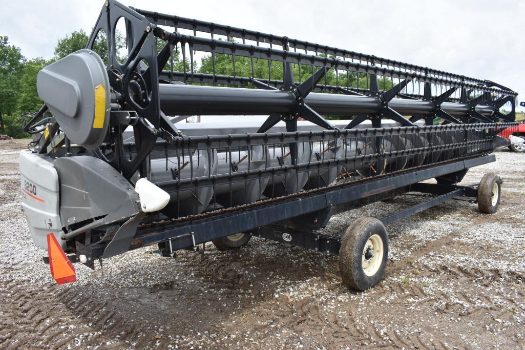 2015 Gleaner 8200 25' flex platform