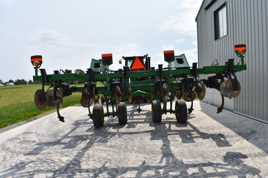 2012 John Deere 2700 7-shank 17'6" disk ripper