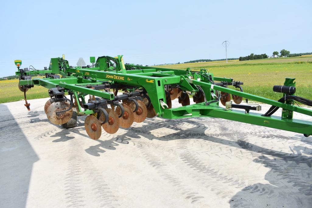 2012 John Deere 2700 7-shank 17'6" disk ripper