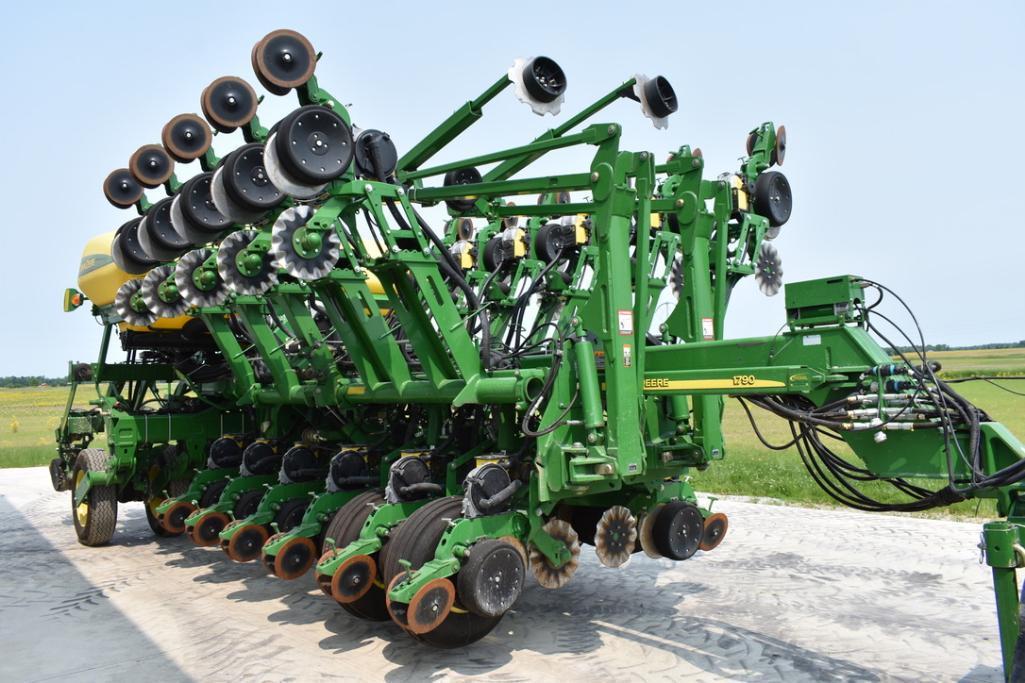 2014 John Deere 1790 CCS 16/32 row planter