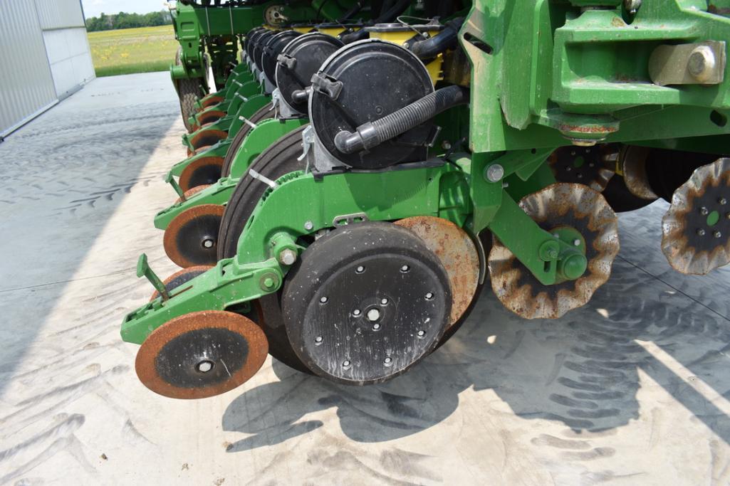 2014 John Deere 1790 CCS 16/32 row planter