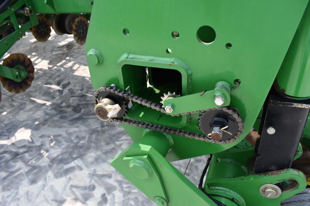 2011 John Deere 1770NT 16 row 30" planter