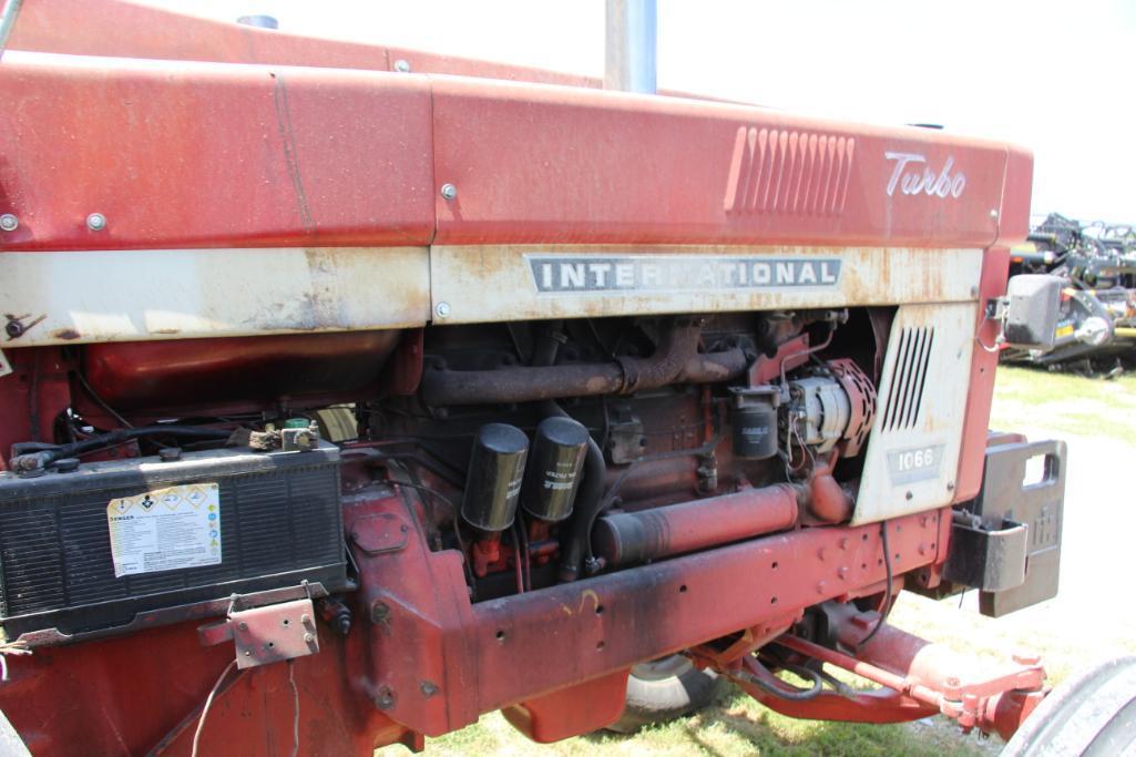 1971 International 1066 tractor