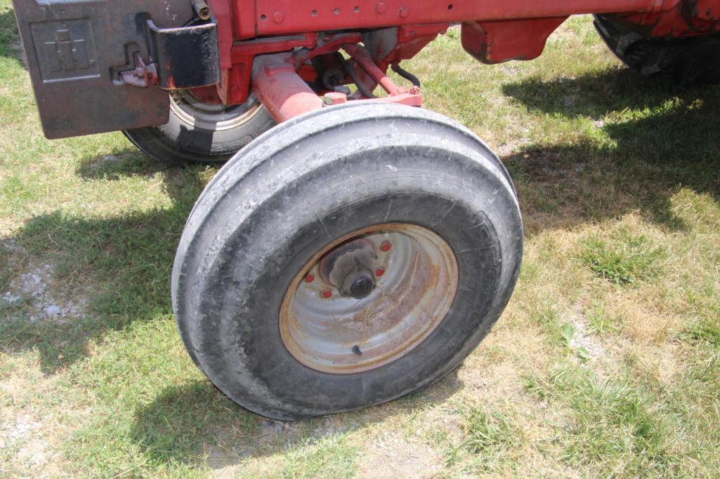 1971 International 1066 tractor