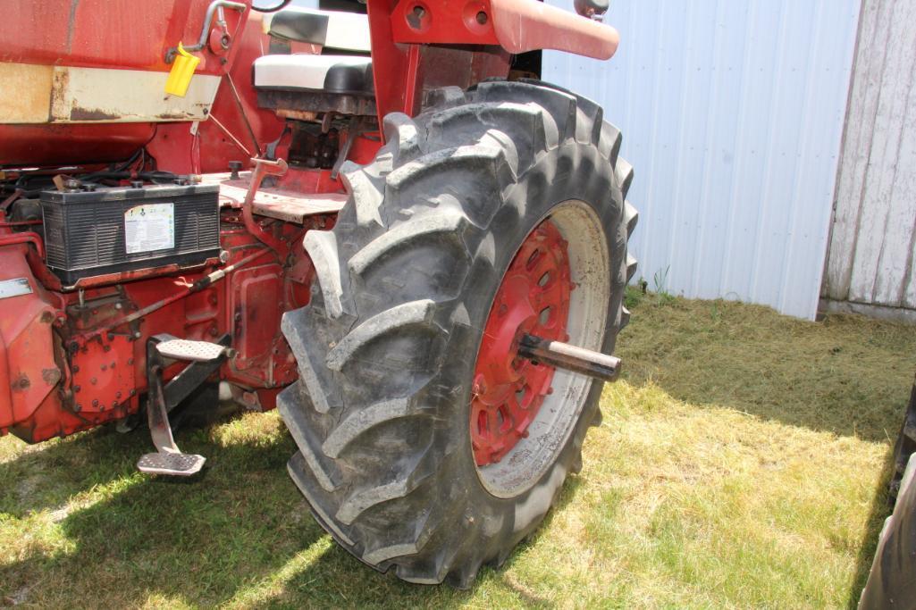 1971 International 1066 tractor