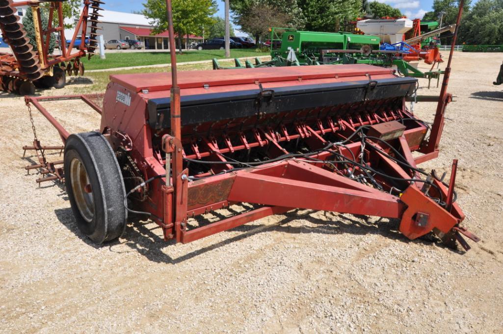 International 5100 soybean special 12' drill