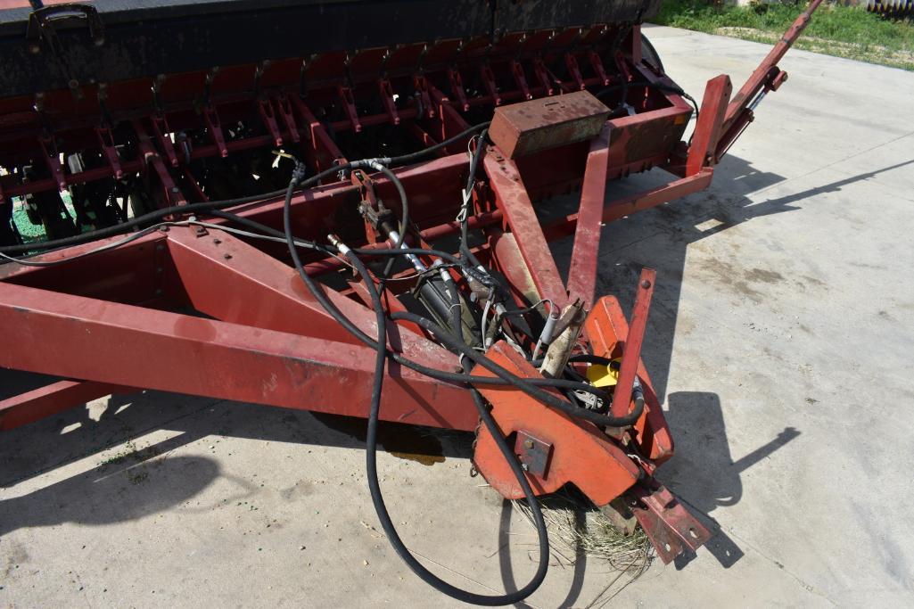 International 5100 soybean special 12' drill