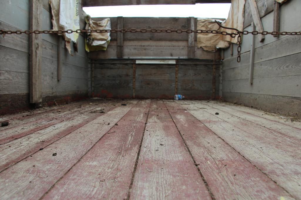 6' x 10' wooden barge box on gear w/hoist