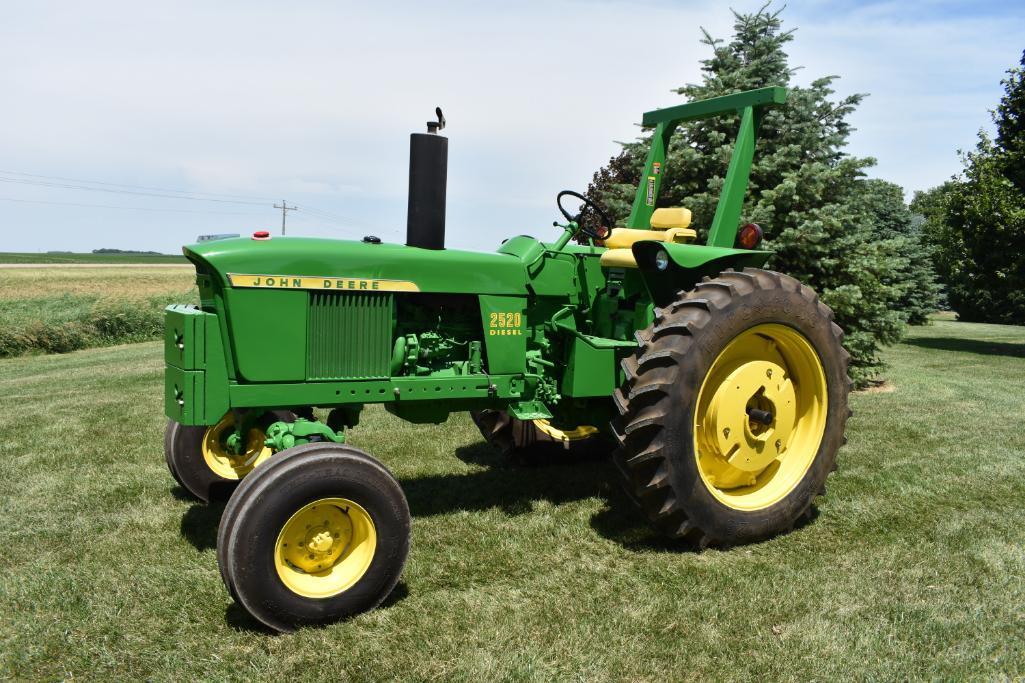 1972 John Deere 2520 2wd tractor