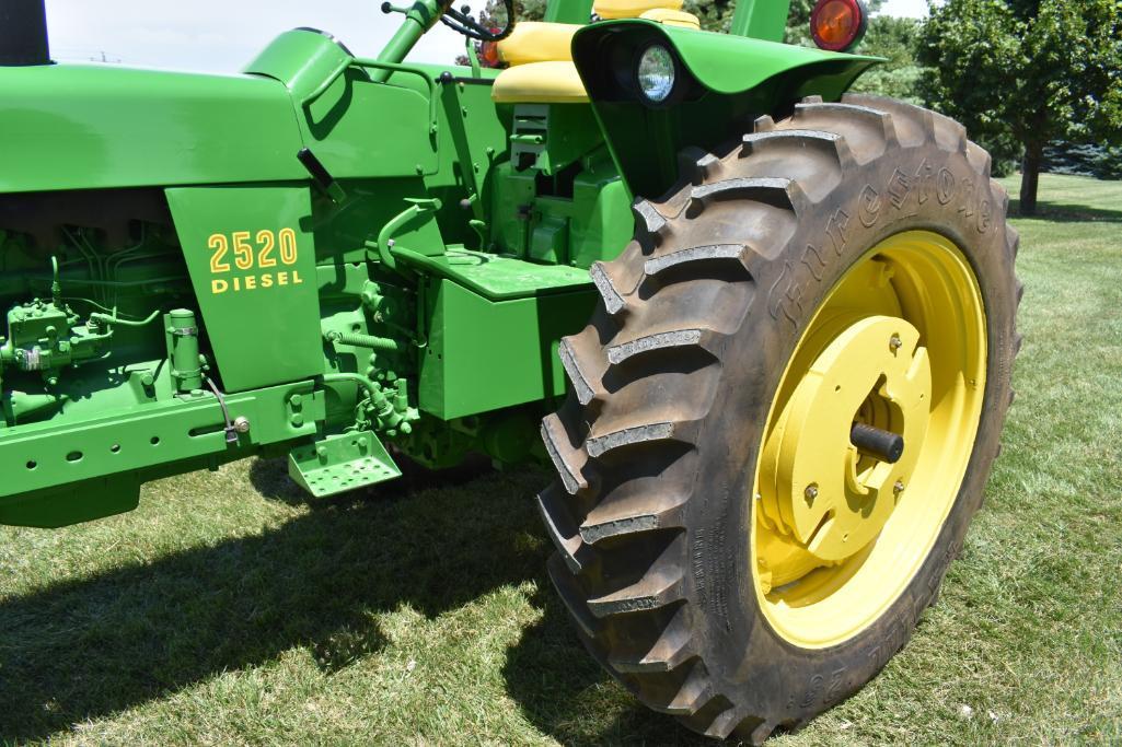 1972 John Deere 2520 2wd tractor