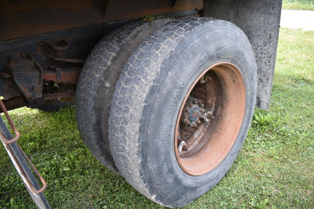 1985 Ford 7000 single axle grain truck