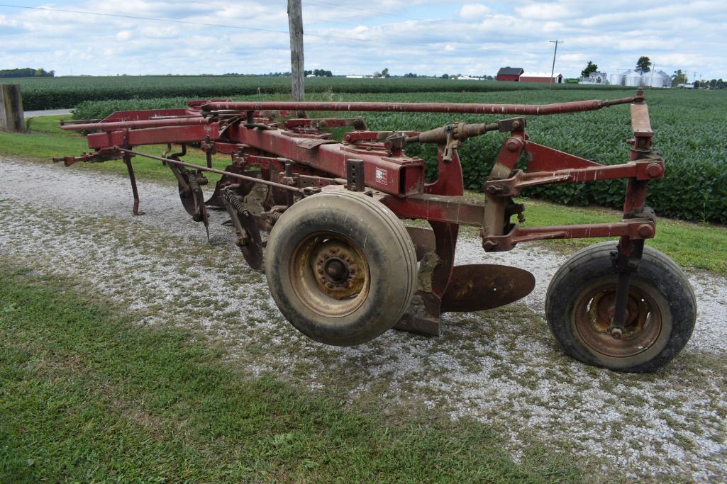 IH 720 5-bottom plow