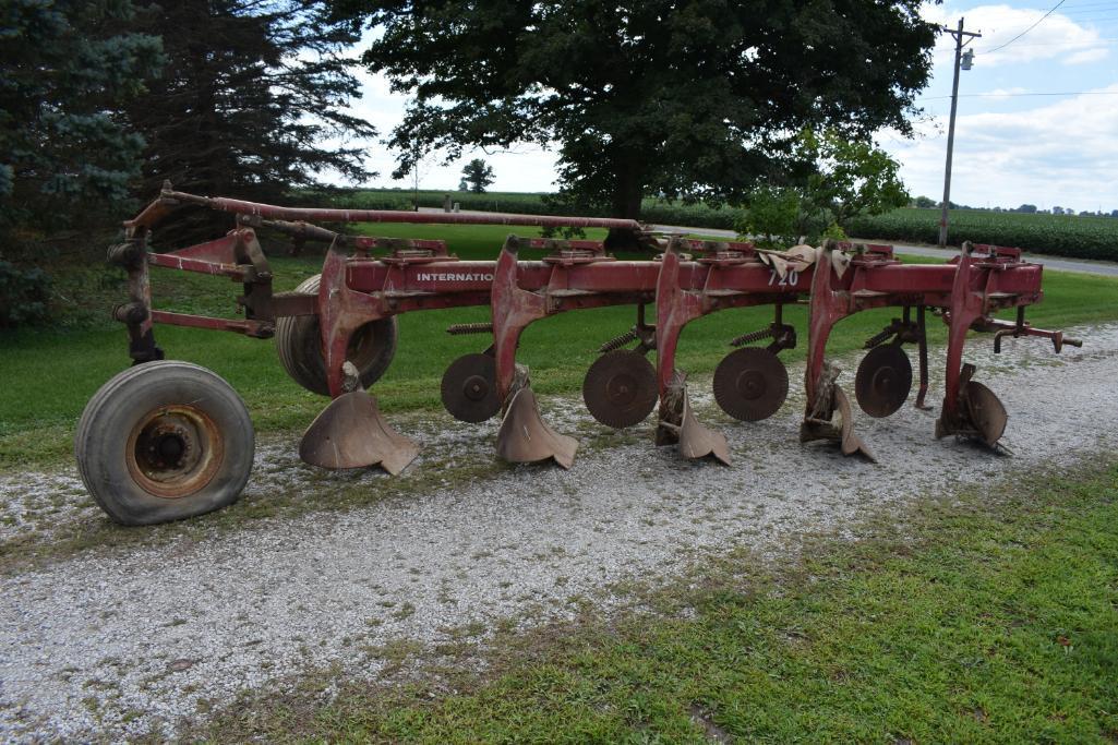 IH 720 5-bottom plow