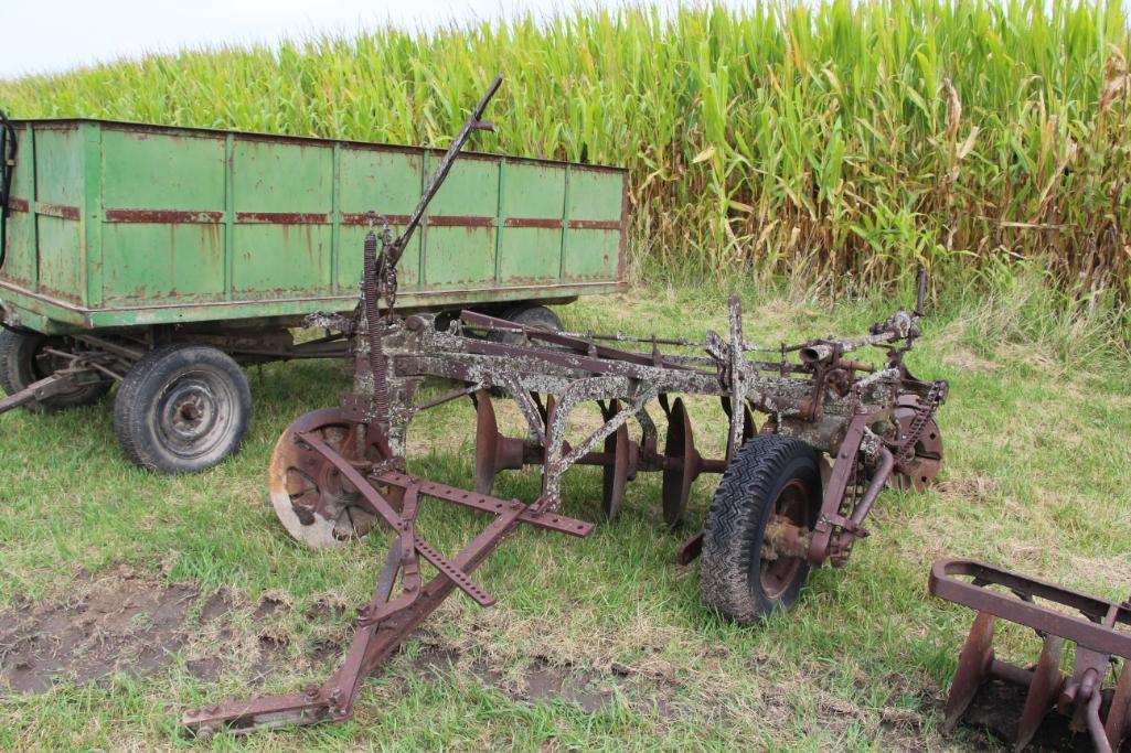 John Deere 6 bottom plowing disc