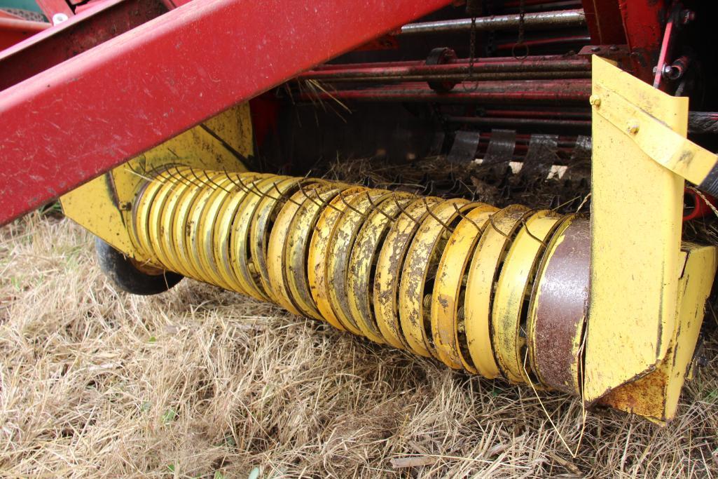 New Holland 845 round baler