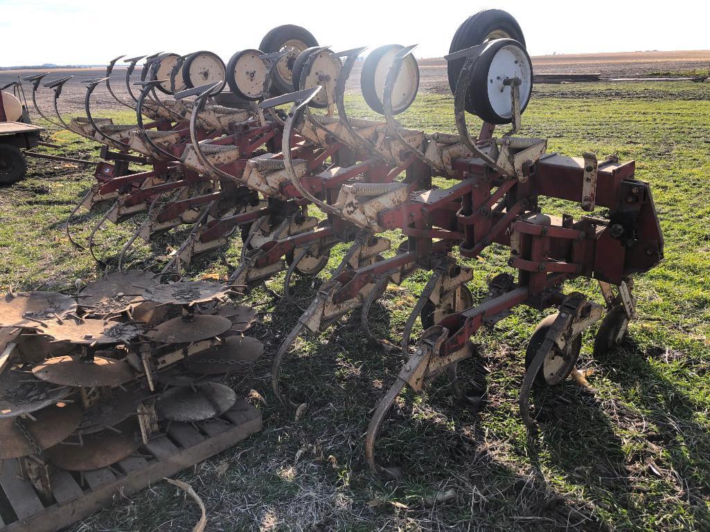 Kewanee 3200 12 row 30" cultivator