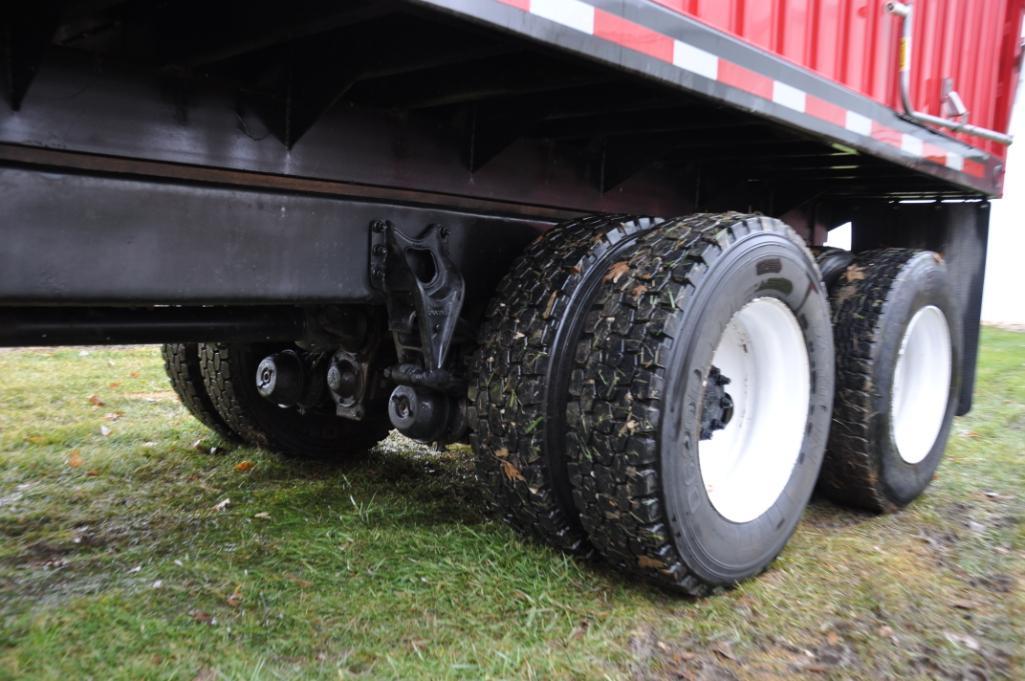 2001 IH 4900 tandem grain truck