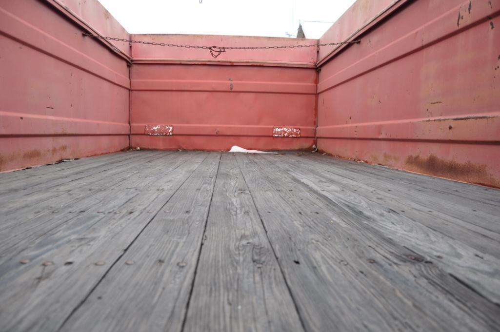 1975 IH Loadstar grain truck w/15' bed