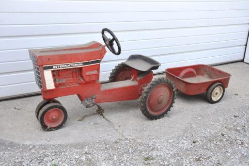 Vintage IH pedal tractor w/wagon- nice original