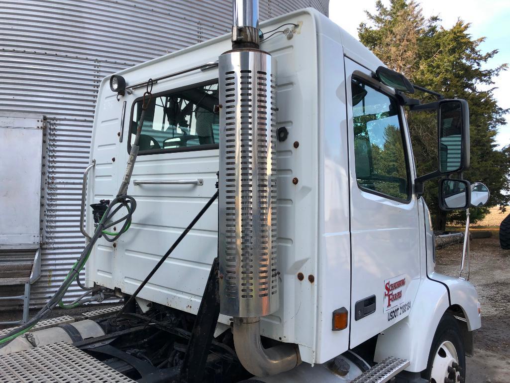 2004 Volvo VNL daycab truck