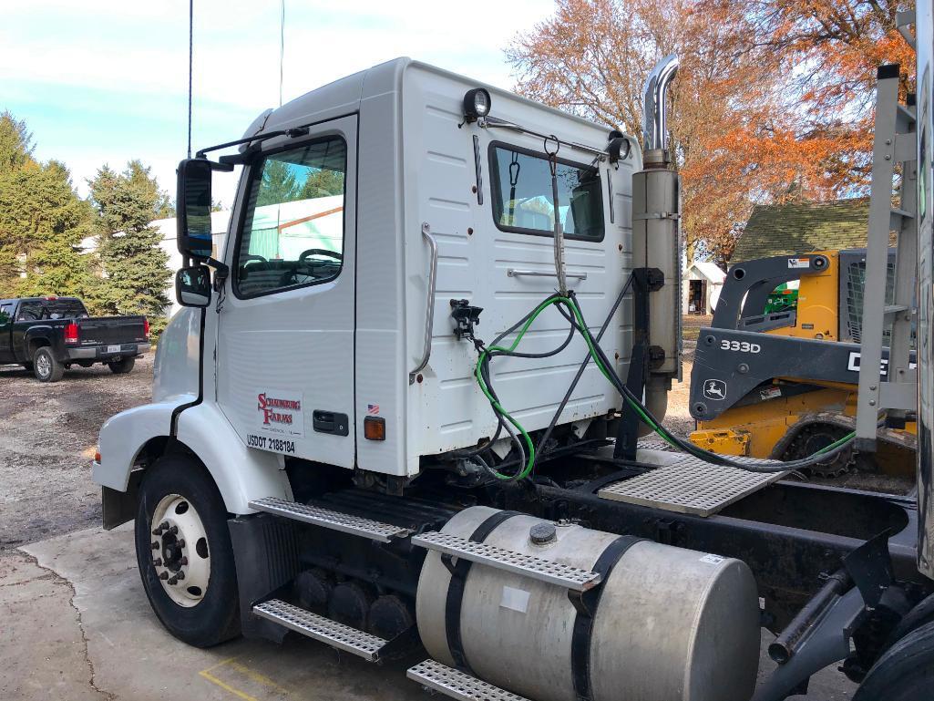 2004 Volvo VNL daycab truck