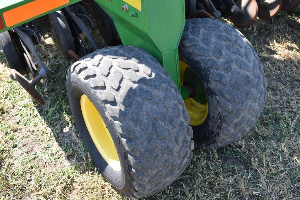 2007 John Deere 1890 36' air seeder