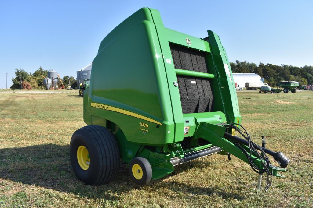 2017 John Deere 569 Premium round baler