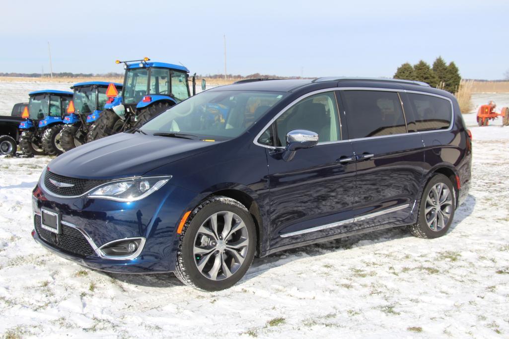 2017 Chrysler Pacifica LTD minivan